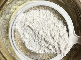 椰香坚果麦芬蛋糕,筛入面粉、泡打粉、小苏打。