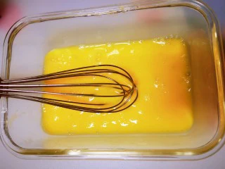 酸奶蛋(也可以用牛奶),鸡蛋,也可以先将蛋清打发后放入