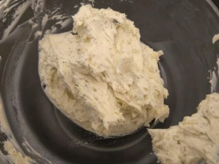 蒜香香肠热狗面包, 用打蛋器混合均匀。