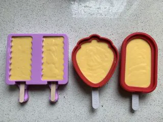 芒果雪糕（无冰渣）,倒入模具9分满