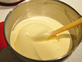 日式豆乳盒子蛋糕,将混合好的面糊倒回到剩余的蛋白霜中,混合均匀,混合好的面糊呈现光滑、细腻、轻盈的状态。