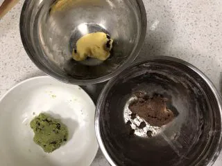 蔓越莓曲奇(原味&可可&抹茶),用刮刀分别将三份面粉和黄油混合均匀,可以带上一次性手套抓捏均匀至无干面粉状态即可。