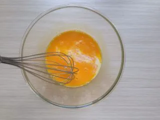 超柔软的棉花蛋糕,用手动蛋抽搅拌均匀后,加入牛奶拌均匀。