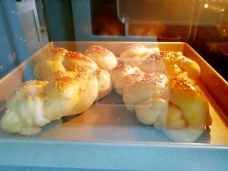 果酱辫子面包,面包送入预热好的烤箱，上下管165度烤20分钟，上色以后盖上锡纸。