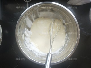 纸杯蛋糕(不塌不裂),混合好的面糊再倒进剩余的蛋清里面。翻拌均匀。