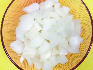 小白也会的奥尔良烤鸡腿披萨 「8寸薄脆版」,洋葱切丁