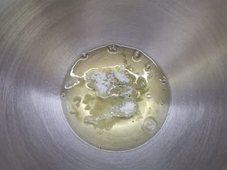 空气舒芙蕾~消耗蛋白的好方法,分离三个鸡蛋，蛋白放入盆中，倒入25克砂糖或者绵白糖，进行高速打发。