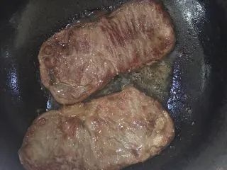 家庭自制牛排 ,我们喜欢9成熟的～所以多煎了一会