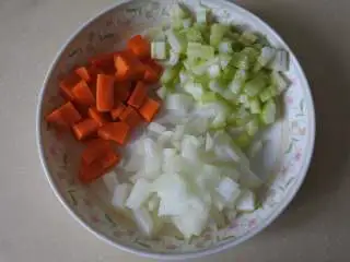 煎南美虾球配意式墨汁海鲜烩饭, 红虾留尾壳，开背去沙线，蔬菜改刀切碎