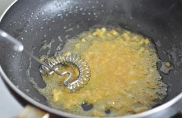 香煎杏仁鳕鱼,做白葡萄酒黄油汁:平底锅中加入白葡萄酒加入洋葱碎,小火煮开慢慢少量多次的加入黄油,用搅拌器朝一个方向搅拌,直至黄油全部吸收汤汁变稠即可浇在烤好的鳕鱼上一起吃。