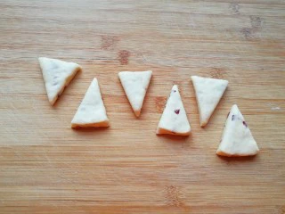 香蕉蔓越莓司康,将面团擀成0.8cm左右的厚度，切成三角形。