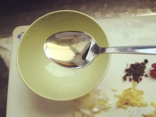 秘制干煎三文鱼 ,找一个小碗，放两勺料酒，