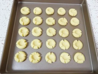 万圣节蜘蛛饼干,所有的饼干做好，码在烤盘里。烤箱上下管165度预热。