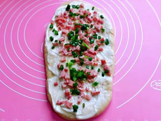 沙拉火腿面包卷,再撒上火腿碎与葱花。