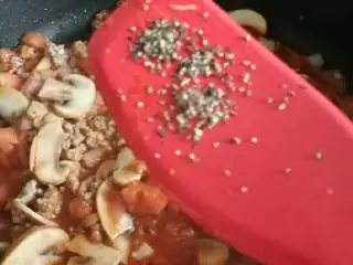 意式番茄蘑菇通心粉,加入适量盐调味加入黑胡椒碎