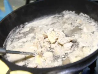 能给你多巴胺的「他」★牛肉西红柿汤,首先先把牛肉洗净然后切成不大不小的丁,锅里下凉水,把牛肉丁放进去,煮到沸腾。这样焯一下,去血水,去脏东西。凉水下锅才能能好的逼出肉里的血水哦。