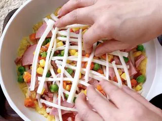 无需烤箱❗平底锅搞定菠萝披萨,再铺上芝士