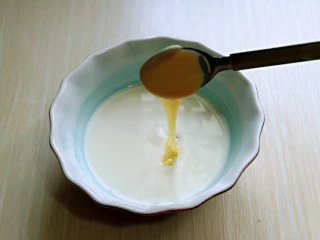 会爆浆的脏脏蛋挞～咬一口细滑醇香,，加入炼乳，用手动打蛋器打至均匀。(炼乳的量可以根据个人口味增减）