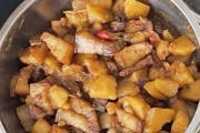 以芸豆土豆红烧肉为主题的美食分享(一道营养丰富、味道浓郁的家常美食)