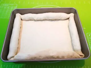 香肠苹果披萨,用面皮把火腿肠抱起来,尽量卷得紧实点