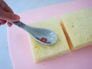 鸡蛋芝士爆浆吐司,用勺子在中间压出一个小洞