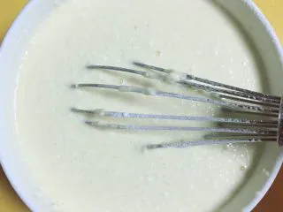 浓香蜜瓜蛋挞,将奶糊充分搅拌均匀,取一只大碗,过筛面糊,留下均匀细腻的蛋挞液待用。