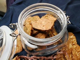 红糖全麦杏仁曲奇,取出,完全冷却后即可享用。可装入密封玻璃罐保存一星期。