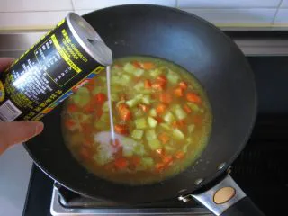 葡国鸡饭：在家复制香浓馥郁的异域美食,倒入椰浆。 