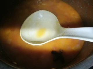 四季都宜的西红柿土豆浓汤,大火煮开后转小火熬,熬到土豆变软,汤头略显浓稠就可以。我一般这时候喜欢用勺子在锅中把土豆碾碎。其实比较面的土豆,熬的时间长会自己化掉。