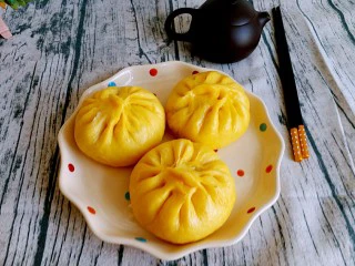 南瓜芹菜肉包子,蒸好的南瓜包子表面是不是很漂亮,而且吃起来味道也相当不错。