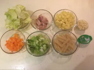 迷迭香烤羊排套餐,蔬菜汤材料处理好