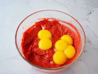 八寸中空红丝绒戚风蛋糕,加入蛋黄,搅拌均匀