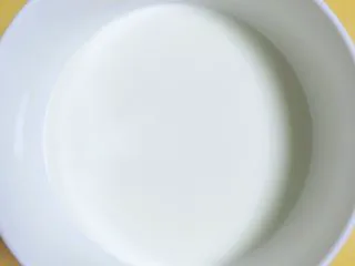 浓香蜜瓜蛋挞,将淡奶油放在大碗中。