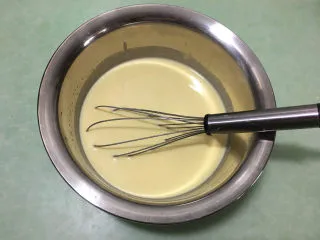 芒果千层蛋糕,筛好的面糊备用.