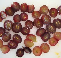 浪漫法兰西：水果宾治,葡萄洗净，切两半