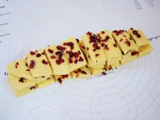 日式炼乳手撕面包,再叠放一起,再切成8小块