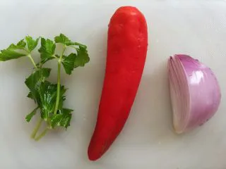 多汁碎牛排三明治,洗净洋葱，红辣椒和芹菜叶