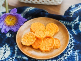 9个月以上辅食健康零食烤番薯片,番薯最好选择粉糯的,特别水的品种烤了不好吃