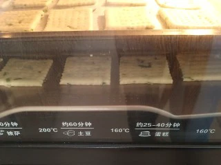 香葱苏打饼干,放入提前预热好的烤箱中层，160－170度左右，烤十分钟，表面微微上色即可