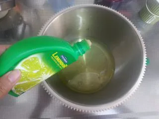 烘焙基础——戚风蛋糕,加入1/4小匙柠檬汁。