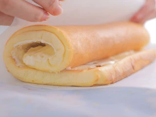 3款像云朵般柔软的瑞士卷,每一口都让人沦陷!,小心卷好后用油纸包裹,送入冰箱冷藏一个小时。(卷的时候可借助擀面杖,卷起来更容易哦~