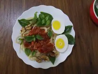 美味+营养+核桃+肉酱意面,鸡蛋放入盘中,核桃和田七叶分别撒入盘中,喜欢吃芝麻的,可以撒芝麻哦。