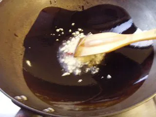 杂菜意大利粉,熱锅, 下2湯匙油, 放入蒜泥和干椒, 爆香, 取出干椒.