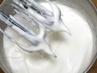 咖啡玉枕蛋糕,再次搅打50圈，蛋白蓬发变白，已经出现下垂的弯钩，再加入15克细砂糖。