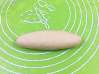 奶油夹心面包,面朝下。