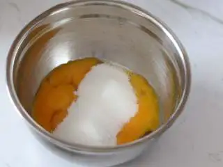 红茶柠檬戚风,3. 蛋黄加入砂糖a，用蛋抽快速打至砂糖融化即可 