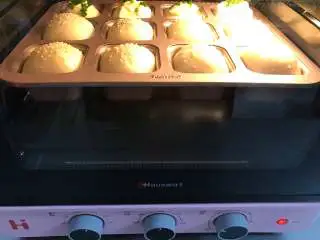 一次发酵餐包,把烤盘放入预热好180度的烤箱中，烤18分钟。
