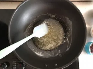 网红草莓雪花酥,将黄油放入锅中小火融化，可以将黄油把四周涂抹一遍，避免有一些锅粘锅