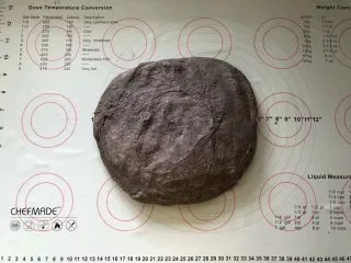 黑加仑黑米软欧包,8、取出面团轻轻按压排一下气。