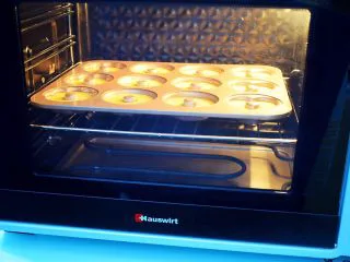 巧克力蛋糕甜甜圈,放入预热好的烤箱,上下火170度,中层20分钟